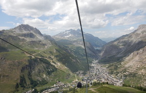 Descente du lac de l'Ouillette, à gauche Bellevarde, en bas Val d'Isère et au fond le lac de Tignes.