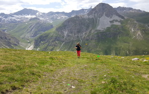 Parcours : Chemin qui arrive au lac de l'Ouillette.
