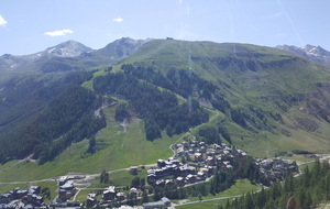 Val d'Isère en descendant de Bellevarde. En face le sommet de l'Ouillette.