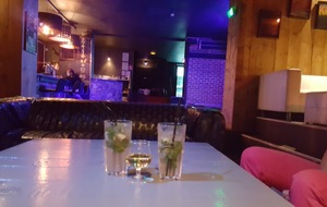 Boissons isotoniques à base de plantes locales et de plantes exotiques.