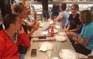 Après l'effort le réconfort même pour les suiveurs. Merci à Yann pour les glaces offertes.


