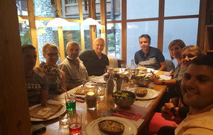 Repas la veille au soir : Gratin de ravioles à la courgette avec desserts et boissons top secret.